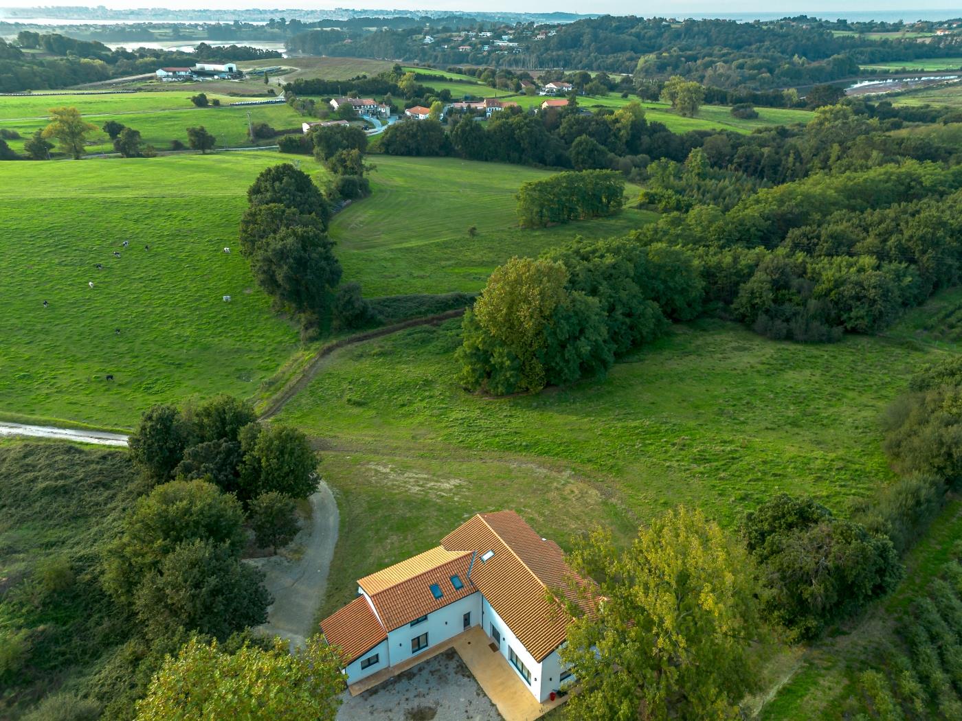 Vista aérea del terreno y la finca